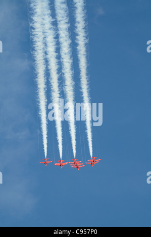 Freccia rossa team visualizzazione coda di fumo bianco contro un cielo blu Foto Stock