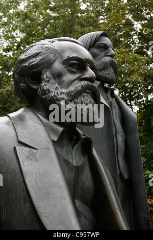 Statua di Karl Marx e Friedrich Engels nel distretto Mitte di Berlino, Germania. La scultura in bronzo di Ludwig Erhardt dal 1986. Foto Stock