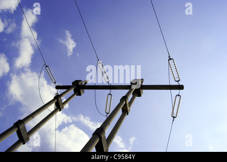 Elettricità pylyn contro blu cielo molto nuvoloso Foto Stock