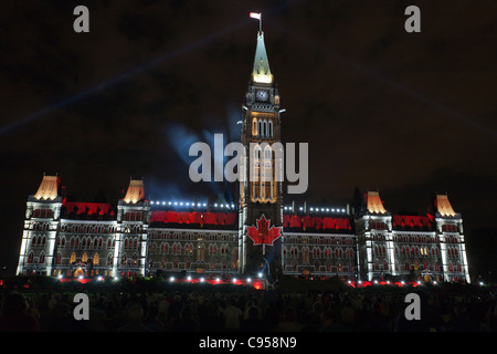 Luce parlamentare Show. Il Parlamento canadese agli edifici evidenziati dalle luci che includono una grande Foglia di acero Foto Stock