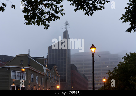Una serata di nebbia nel centro di Halifax. Una nebbia vie nel centro di Halifax. Lampioni sono accese e la costruzione di cime scompaiono Foto Stock