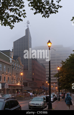 Una serata di nebbia nel centro di Halifax. Una nebbia vie nel centro di Halifax. Lampioni sono accese e la costruzione di cime scompaiono Foto Stock