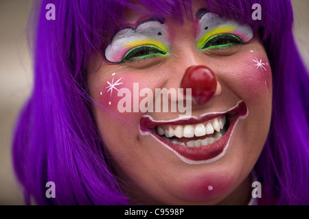 Divertente donna matura con naso clown in ufficio. Festa di aprile stolti  Foto stock - Alamy