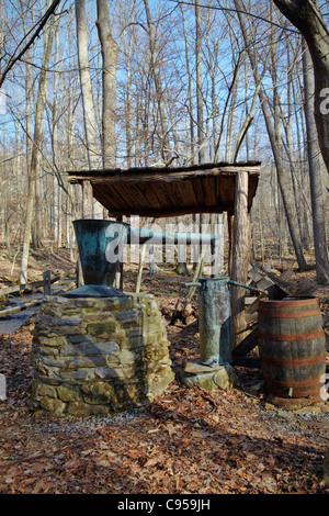 Vintage Divieto di rame era ancora di whiskey, blu sfolgora moonshine distilleria, Catoctin Mountain Park, Thurmont, Maryland. Foto Stock