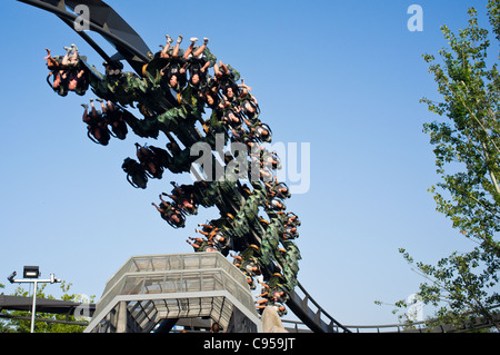 Raptor roller coaster ride a Gardaland, Italia. Foto Stock