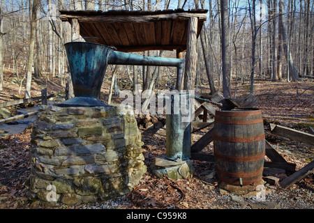 Vintage Divieto di rame era ancora di whiskey, blu sfolgora moonshine distilleria, Catoctin Mountain Park, Thurmont, Maryland. Foto Stock