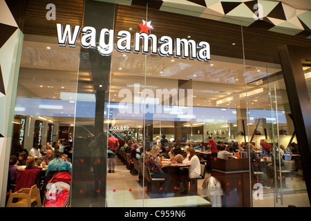 Wagamama ristorante giapponese UK, i clienti di mangiare nel ristorante Wagamama al Westfield Shopping Mall center Stratford London REGNO UNITO Foto Stock