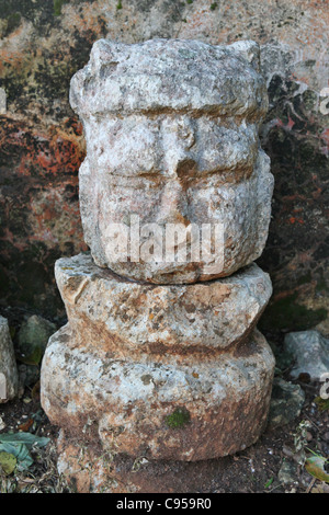 Una scultura in pietra di un volto al rovine in Labna, la penisola dello Yucatan. Foto Stock