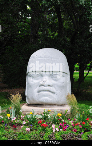 Replica della testa olmeca il messicano in giardino alla pace internazionale giardini, Giordania Park a Salt Lake City, Utah Foto Stock