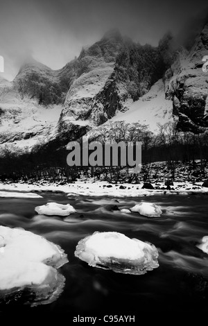 Rauma del fiume e i 3000 piedi verticale Parete Troll (superiore,a destra del centro) in valle Romsdalen, Rauma kommune, Møre og Romsdal, Norvegia. Foto Stock