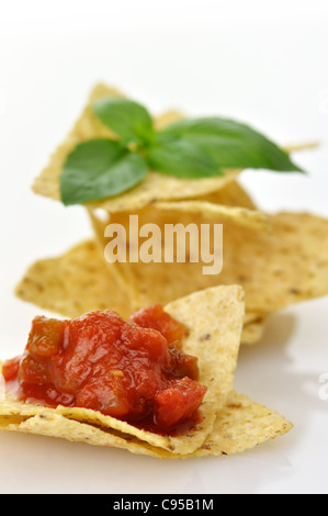 Il mais tortilla chips con salsa su sfondo bianco , close up Foto Stock