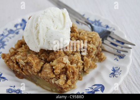 Una fetta di mela croccante con gelato alla vaniglia. Foto Stock