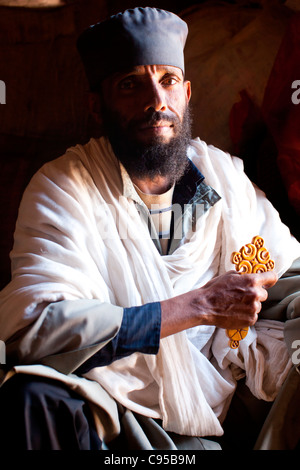 Ritratto di un cristiano ortodosso sacerdote a la cima monastero di Debre Damo nel Tigray, l'Etiopia settentrionale, Africa. Foto Stock