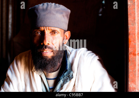 Ritratto di un cristiano ortodosso sacerdote a la cima monastero di Debre Damo nel Tigray, l'Etiopia settentrionale, Africa. Foto Stock