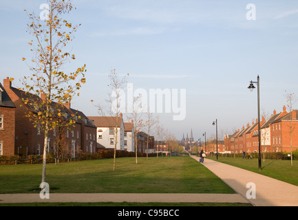 Lichfield Cathedral dalla cattedrale a piedi con alloggiamento moderno argento betulla alberi e pali della luce e una ragazza che trasportano shopping bag Foto Stock