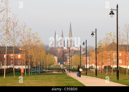 Lichfield Cathedral dalla cattedrale a piedi con alloggiamento moderno argento betulla alberi e pali della luce Foto Stock