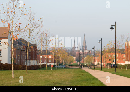 Lichfield Cathedral dalla cattedrale a piedi con alloggiamento moderno argento betulla alberi e pali della luce Foto Stock