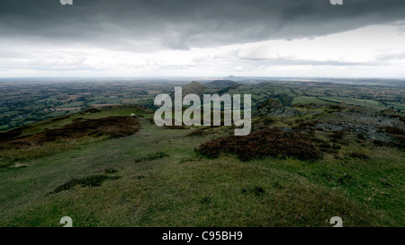 Egli Shropshire Hills offre straordinarie viste,qui da Caer Caradoc un nord-est aspetto offre venti miglia di più viste. Foto Stock