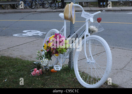 Lunedì 14 Novembre, 2011, una bicicletta Bianchi scultura bloccato ad un posto in corrispondenza della zona di spigolo di Sterling Road a Dundas Street West a Toronto in Canada il sito del ciclismo la morte di Jenna Morrison, una settimana fa oggi, lunedì 7 novembre 2011. Foto Stock