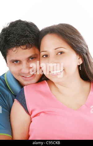 Ritratto di uomo bello abbracciando la moglie da dietro contro uno sfondo bianco Foto Stock