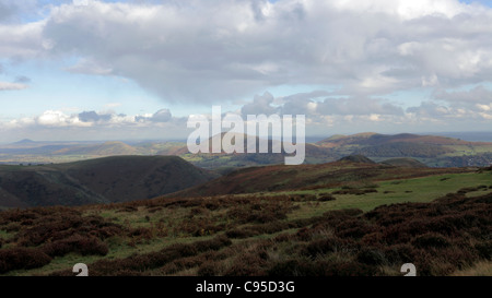 Il Shropshire Hills visto da heather rivestito sopra Longmynd Church Stretton. Foto Stock