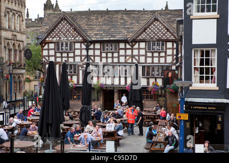 Il vecchio Wellington Inn e Sinclairs oyster bar, nel caos Square, Manchester, Regno Unito Foto Stock