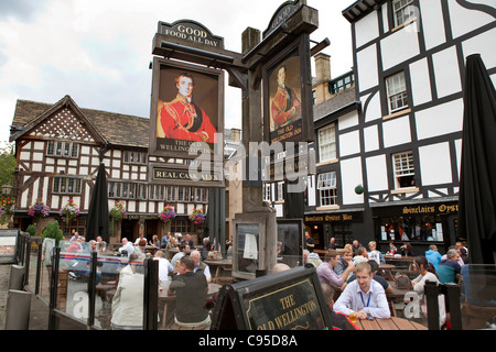 Il vecchio Wellington Inn e Sinclairs oyster bar, nel caos Square, Manchester, Regno Unito Foto Stock