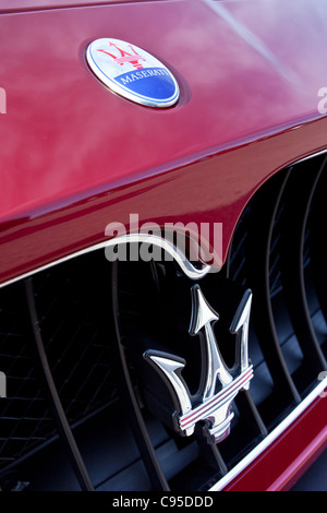 Griglia frontale di dettaglio di Maserati Auto sportiva sul display Foto Stock