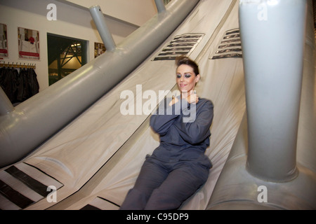 Virgin Atlantic Flight attendant training presso la base training facility in Crawley. Uscita di emergenza diapositiva. Foto Stock