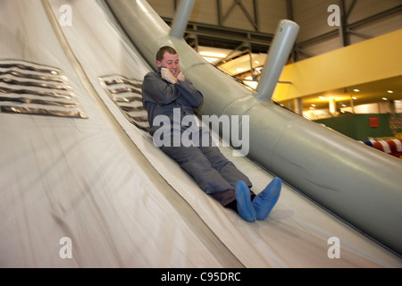 Virgin Atlantic Flight attendant training presso la base training facility in Crawley. Uscita di emergenza diapositiva. Foto Stock