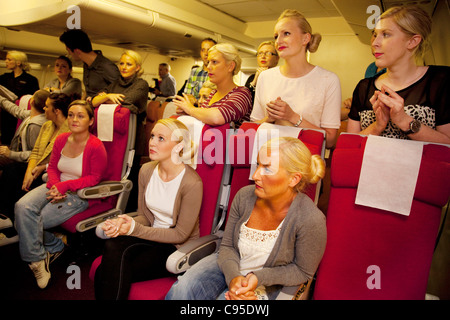 Virgin Atlantic Flight attendant training presso la base training facility in Crawley. Atterraggio di emergenza sessione pratica. Foto Stock