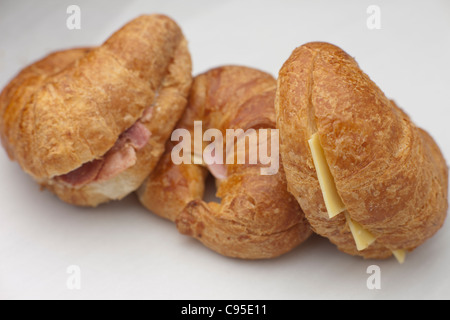 Tre riempito croisants bacon riempito di formaggio prosciutto riempito riempito Foto Stock