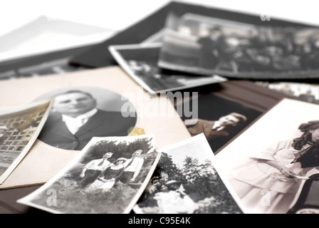 Primo piano di una pila di vintage foto di famiglia Foto Stock