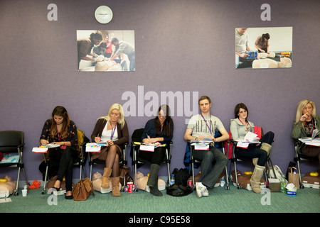 Virgin Atlantic Flight attendant training presso la base training facility. Emergenza medica di classe per la vostra hostess dell'aria. Foto Stock