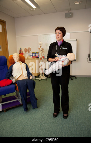 Virgin Atlantic Flight attendant training presso la base training facility. Emergenza medica di classe per la vostra hostess dell'aria. Foto Stock