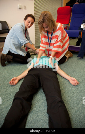 Virgin Atlantic Flight attendant training presso la base training facility. Emergenza medica di classe per la vostra hostess dell'aria. Foto Stock