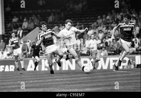Aston Villa v West Ham United a Villa Park 25/4/87 Villa Tony Dorigo e martelli Tony Cottee con Martin Keown (a destra). Foto Stock