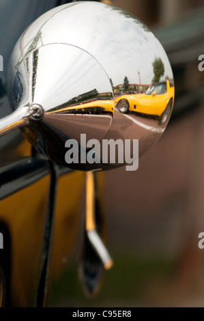 Auto Sportive riflette in uno specchio laterale Foto Stock