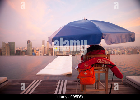 Il Marina Bay Sands Hotel bagnino, Singapore Foto Stock