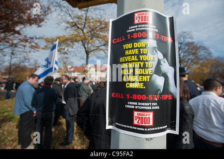 Un crimine tappi ricompensa poster su una lampada posta prima di un marzo giù Ocean Parkway in Midwood quartiere di Brooklyn a New York Foto Stock