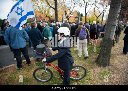 Marzo giù Ocean Parkway in Midwood quartiere di Brooklyn a New York contro l'antisemitismo Foto Stock