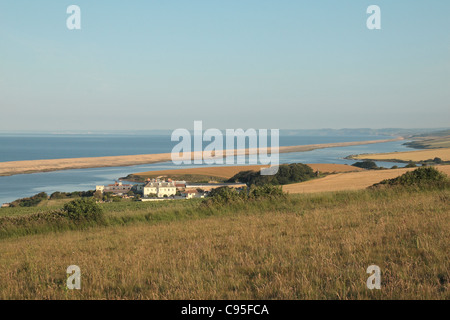 Vista verso Chesil Beach da vicino al mare fienile camp site nei pressi di flotta in Dorset, Regno Unito. Foto Stock