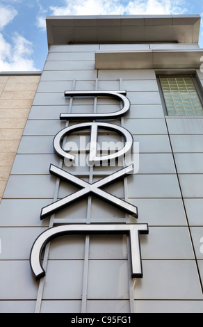 Il prossimo logo sul negozio di fronte. Foto Stock