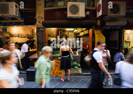 Centro posto occupato con l'ora di pranzo la folla in Melbourne, Victoria, Australia Foto Stock