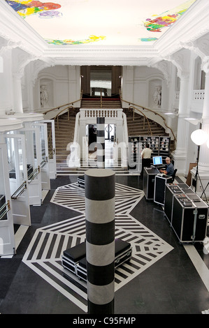 La lobby di Bruxelles' storico teatro Royal de la Monnaie, dove l'Opera nazionale di Belgio esegue. Bruxelles, Belgio Foto Stock