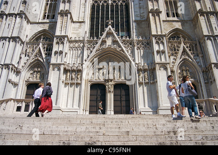 La gente sulla scalinata che conduce al Cathédrale Saints-Michel-et-Gudule (St. Michele e Santa Gudula Cathedral) a Bruxelles, in Belgio Foto Stock