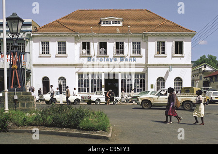 Barclays Bank Nakuru in Kenya con African womane passato a piedi Foto Stock