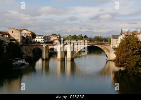 Th fiume Lot a Villeneuve-sur-lotto Foto Stock