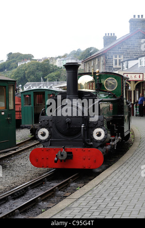 Linda locomotiva a vapore sulla ferrovia Ffestiniog porthmadog gwynedd north Wales UK Foto Stock