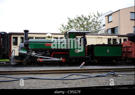 Linda locomotiva a vapore sulla ferrovia Ffestiniog porthmadog gwynedd north Wales UK Foto Stock